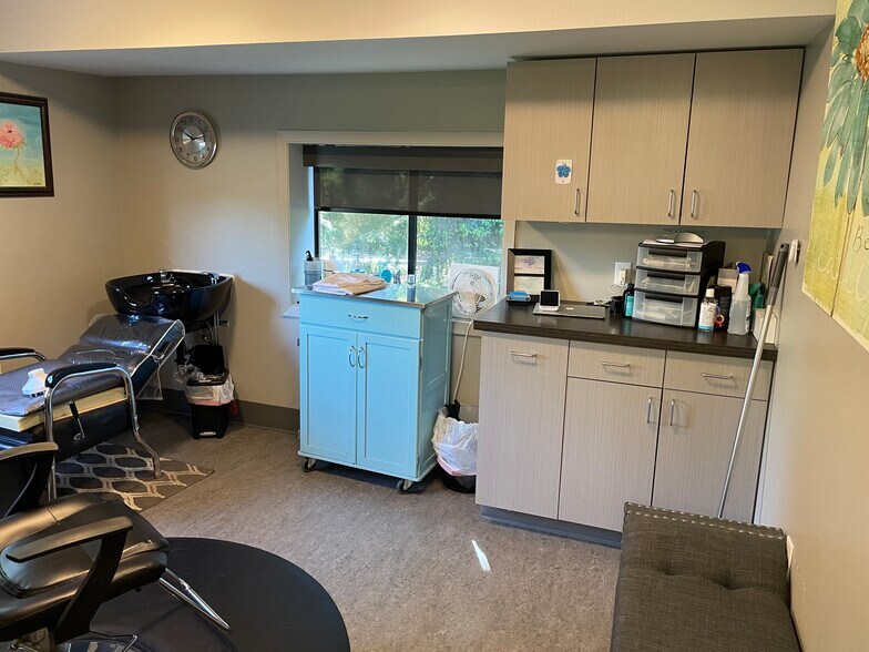 More Photos Of 17750 SW Lower Boones Ferry Rd, Lake Oswego Freestanding For Sale