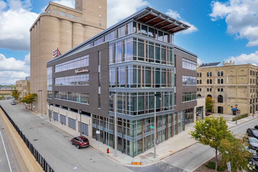 More Photos Of 1036 W Juneau Ave, Milwaukee Office For Lease