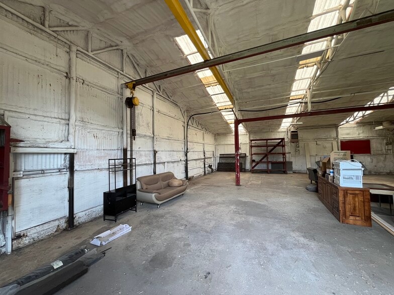 More Photos Of 1010 E Clarendon Dr, Dallas Distribution For Lease