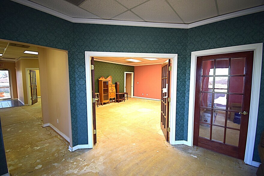 More Photos Of 1001 E Cedar Creek Pky, Seven Points Office For Sale