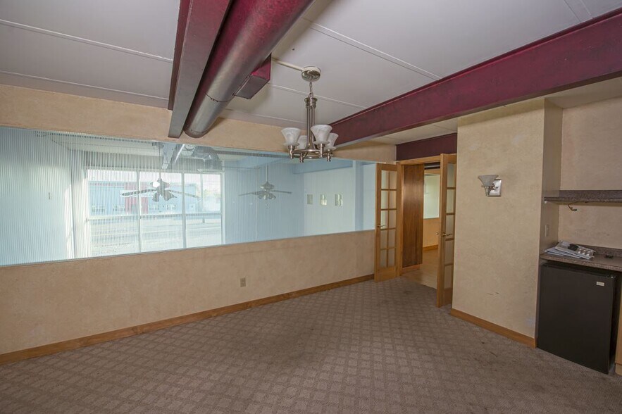 More Photos Of 77 Gazza Blvd, Farmingdale Showroom For Sale