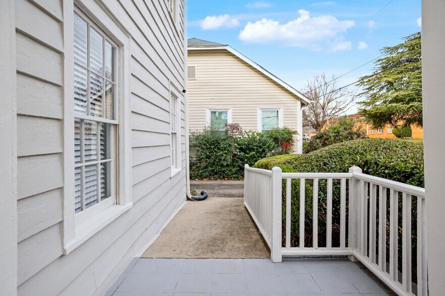 More Photos Of 228 E Poplar St, Griffin Office For Lease