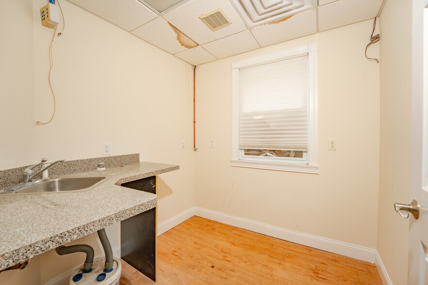 More Photos Of 98 New Rd, Somers Point Showroom For Sale