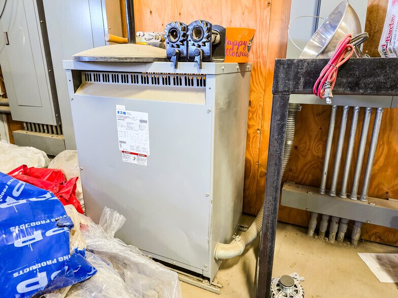 More Photos Of 509 Well St, Williston Warehouse For Lease