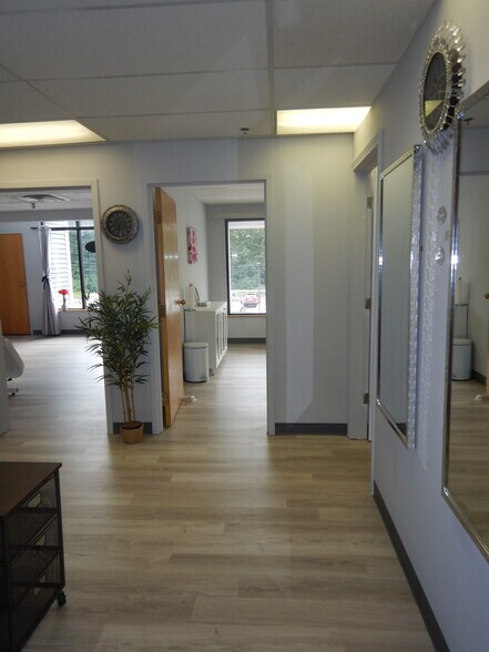 More Photos Of 254 N Broadway, Salem Storefront Retail Office For Sale