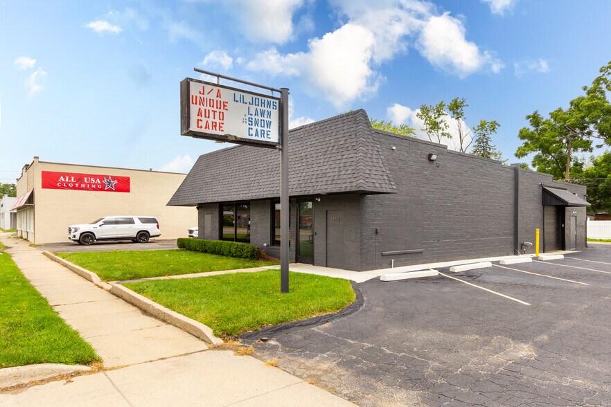 More Photos Of 2580 Dixie Hwy, Waterford Freestanding For Sale