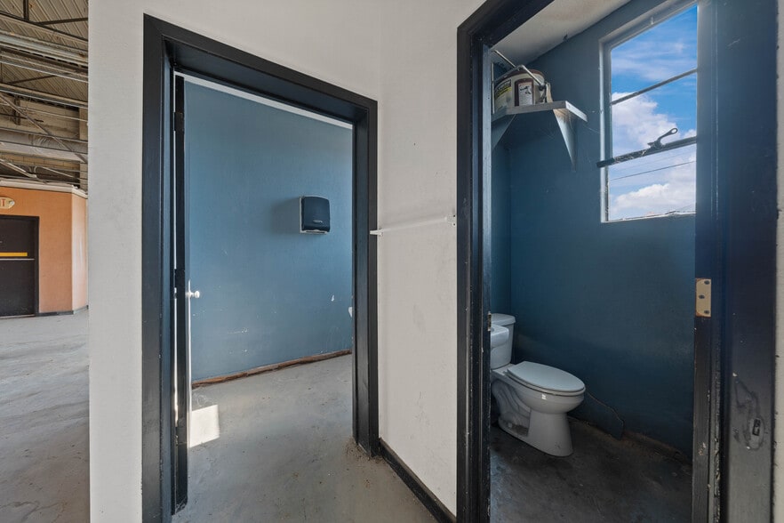 More Photos Of 657 Ruby Ave & 4520 Fort Ave, Waco Warehouse For Sale