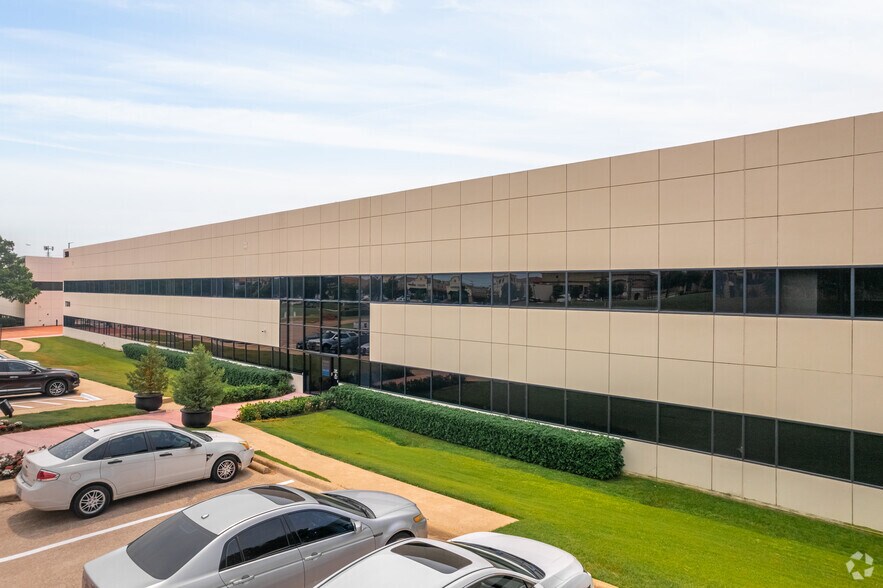 More Photos Of 400 E Royal Ln, Irving Unknown For Lease