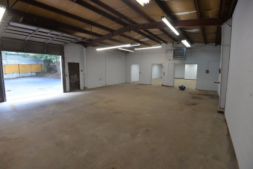 More Photos Of 4652B Jonesboro Rd, Forest Park Specialty For Lease
