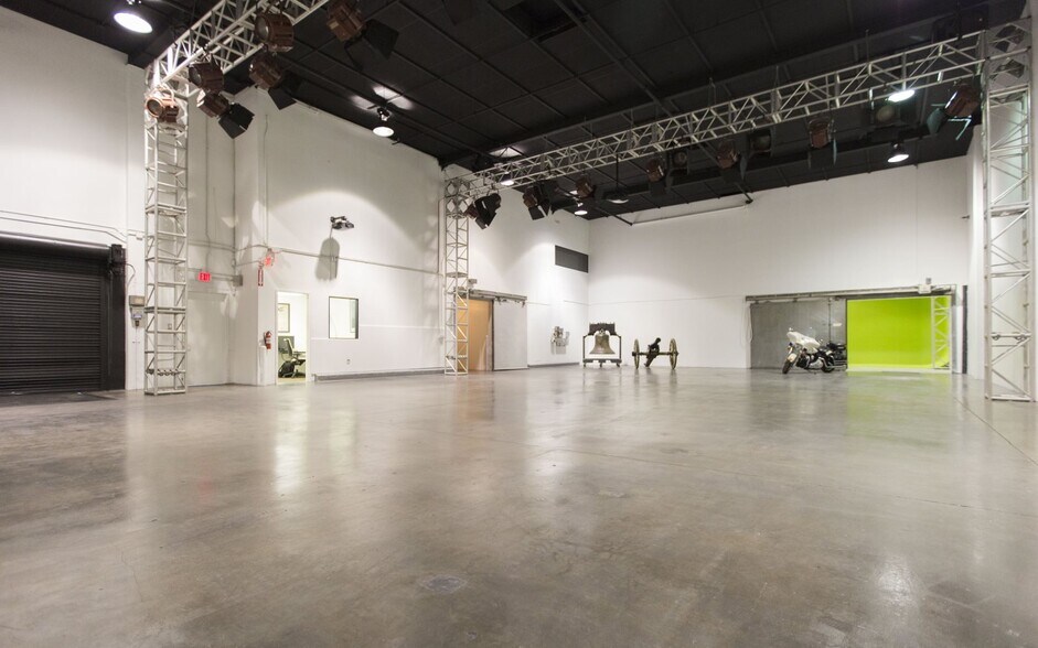 More Photos Of 1001 S Victory Blvd, Burbank Warehouse For Lease