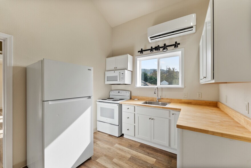 More Photos Of 132 NE Rifle Range St, Roseburg Apartments For Sale