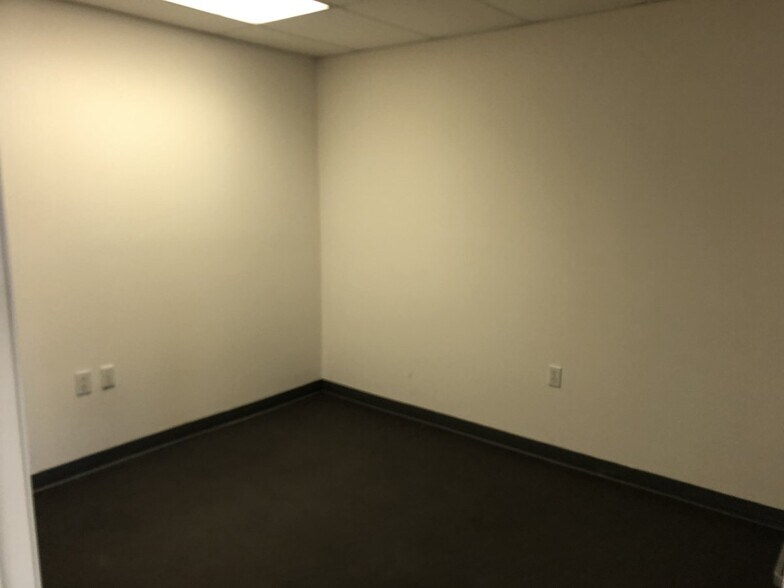 More Photos Of 8141 Blaikie Ct, Sarasota Warehouse For Lease