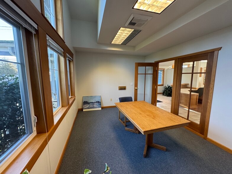 More Photos Of 301 W Blackburn Rd, Mount Vernon Office For Lease