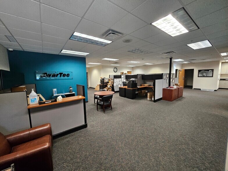 More Photos Of 9219-9255 E River Rd NW, Coon Rapids Flex For Lease