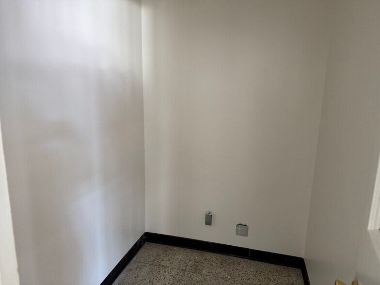 More Photos Of 121 N Lafayette Ave, Marshall Flex For Sale