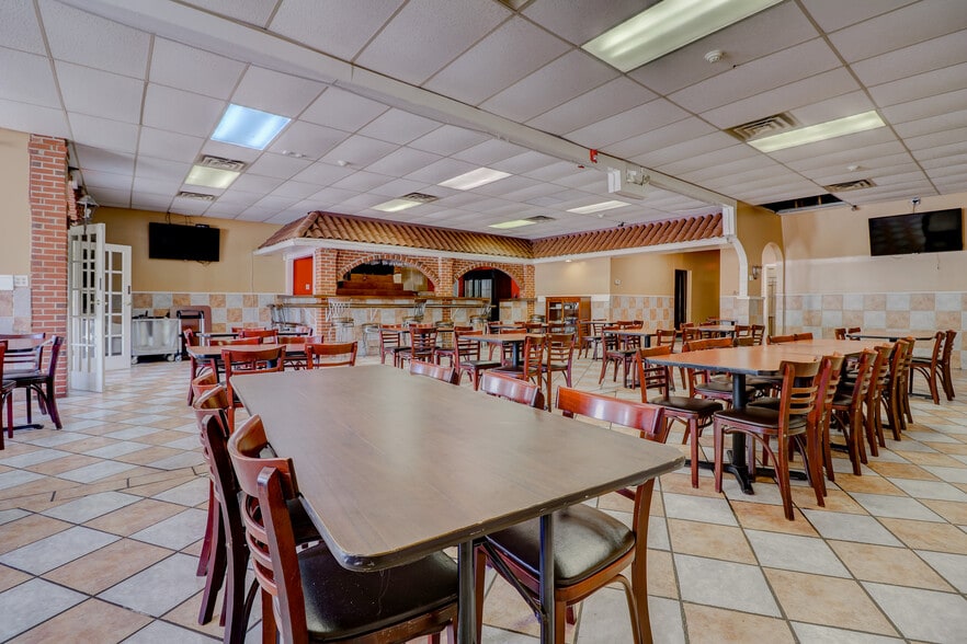 More Photos Of 920-960 E Roosevelt Rd, West Chicago Freestanding For Lease