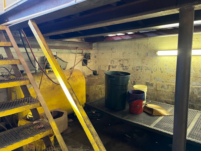 More Photos Of 1202 Cherokee St, Lindsay Auto Repair For Sale