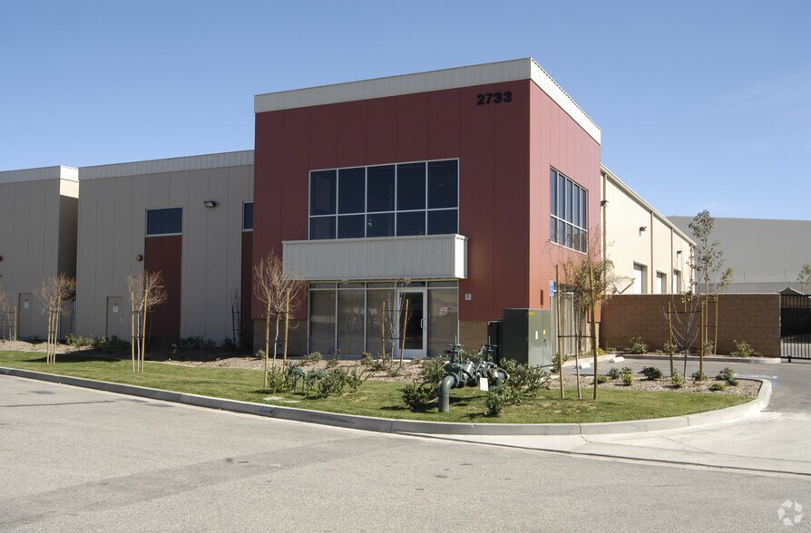 More Photos Of 2733 S Vista Ave, Rialto Warehouse For Lease