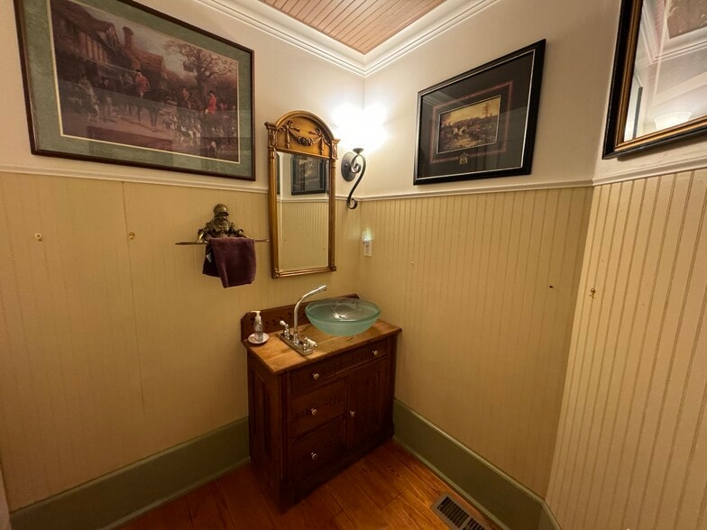 More Photos Of 224 W Chickasaw St, Tahlequah Hospitality For Sale