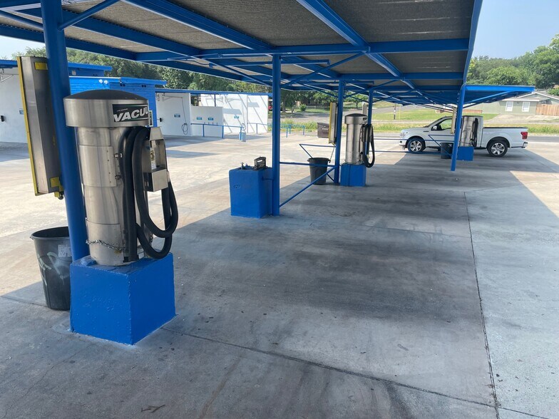 More Photos Of 115 W Glenview Dr, San Antonio Specialty For Sale