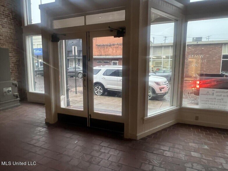 More Photos Of 114 W Market St, Greenwood Loft Creative Space For Lease