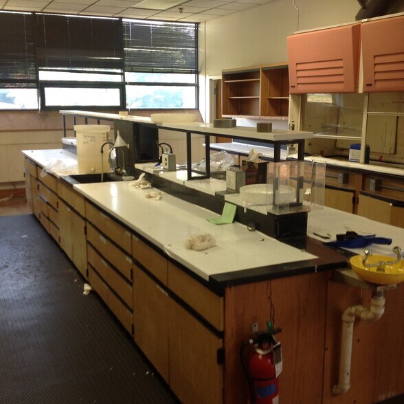 More Photos Of 193 Marsh Hill Rd, Orange Light Manufacturing For Lease