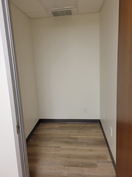 More Photos Of 2060 W Whispering Wind Dr, Phoenix Medical For Sale