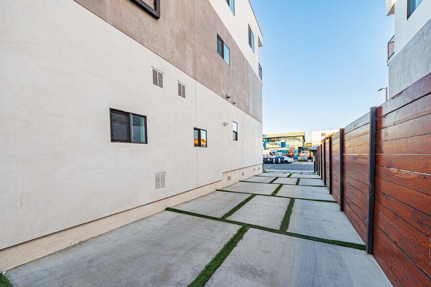 More Photos Of 4842 W 17th St, Los Angeles Apartments For Sale