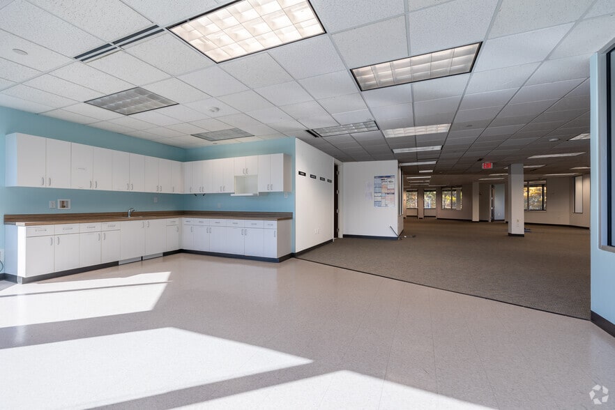 More Photos Of 2820 Waterford Lake Dr, Midlothian Office For Lease