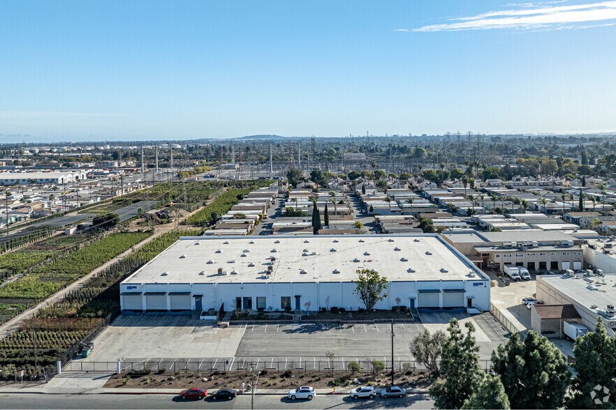 More Photos Of 7104-7110 Jackson St, Paramount Manufacturing For Lease