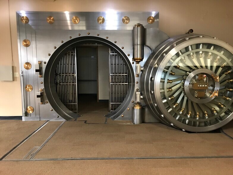 More Photos Of 5522 6th Ave, Kenosha Restaurant For Lease