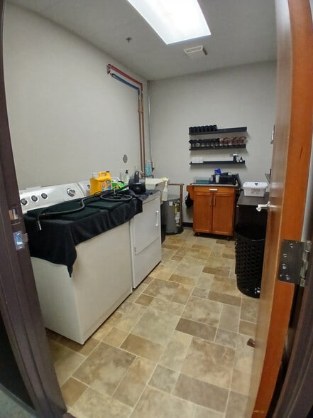 More Photos Of 819 Schelfhout Ln, Kimberly Storefront Retail Office For Lease