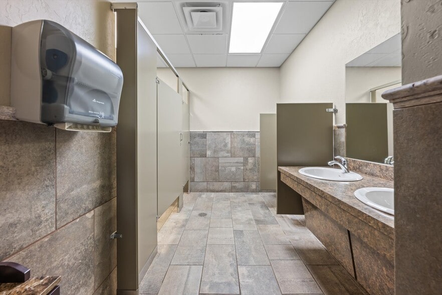 More Photos Of 13020 S Sunnylane Rd, Moore Industrial For Lease