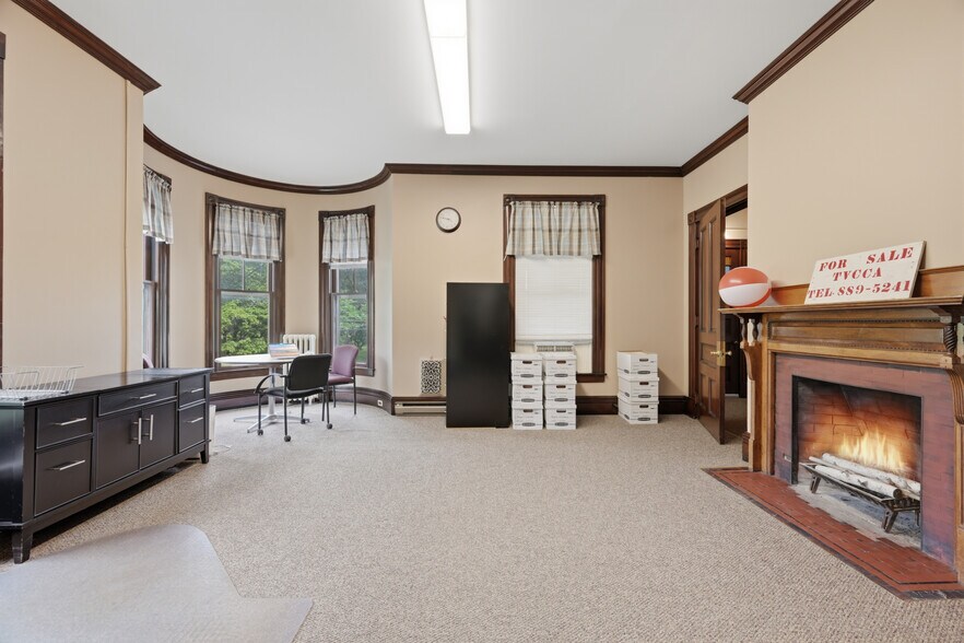 More Photos Of 1 Sylvandale Rd, Lisbon Office For Sale