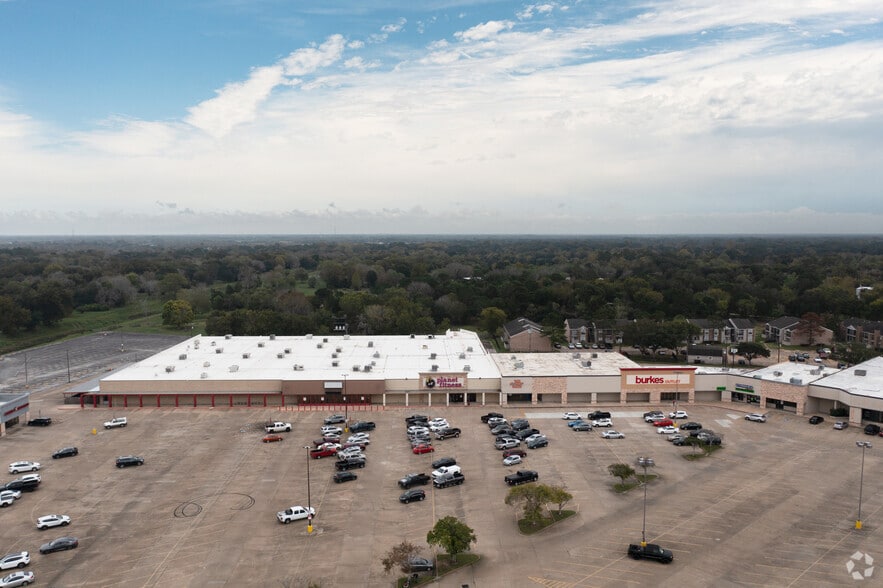 More Photos Of 1701 Fairway Dr, Alvin Freestanding For Lease