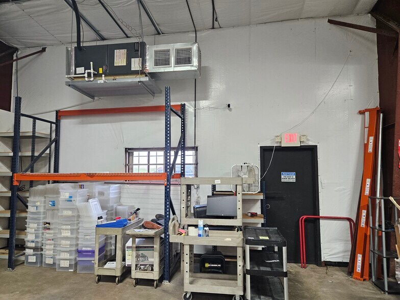 More Photos Of 1261 W Hurst Blvd, Hurst Warehouse For Lease