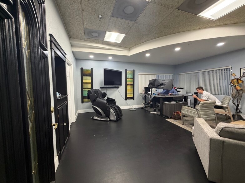 More Photos Of 11475-11487 Rocket Blvd, Orlando Warehouse For Sale