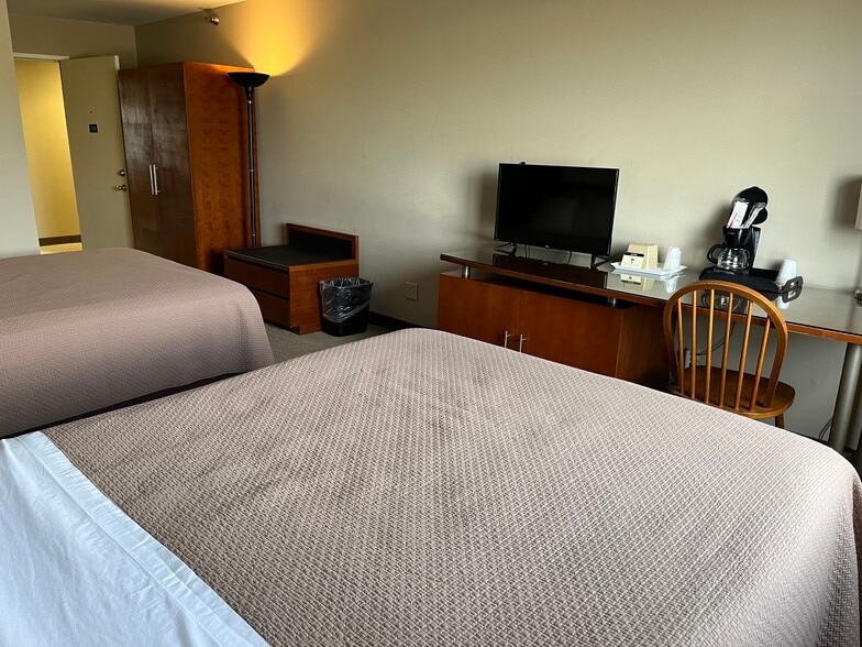More Photos Of 1423 S US Old Highway 75, Sabetha Hotel For Sale