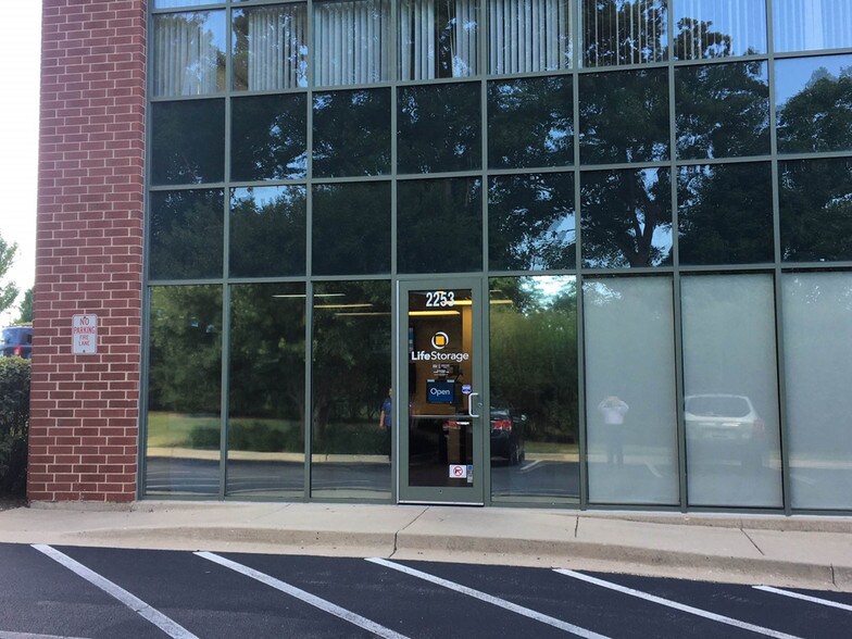 More Photos Of 2253 Randall Rd, Carpentersville Self Storage For Lease