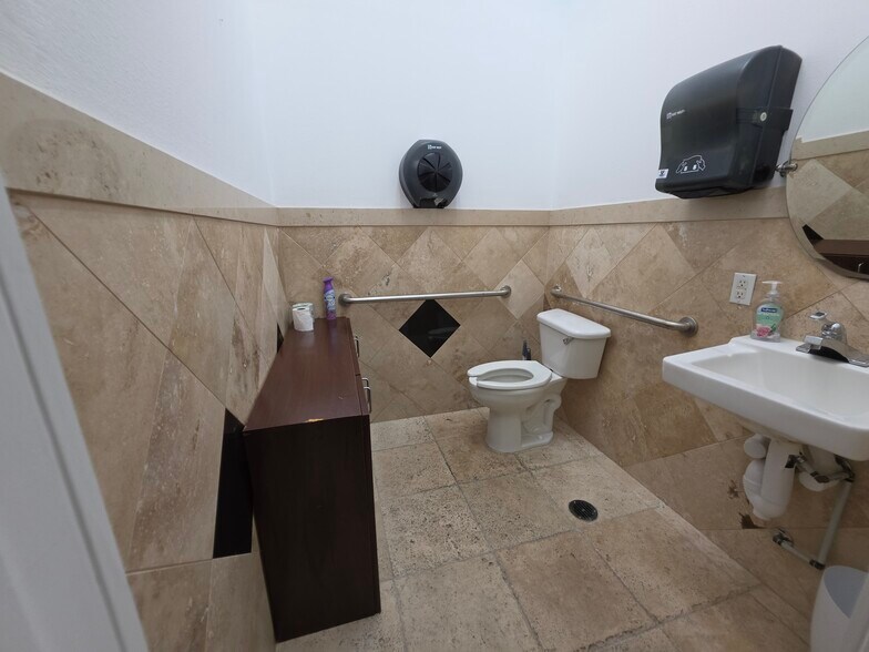 More Photos Of 7901 Kingspointe Pky, Orlando Showroom For Lease