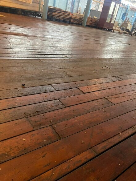 More Photos Of 1004 & 1008 E Long Ave, Gastonia Showroom For Lease