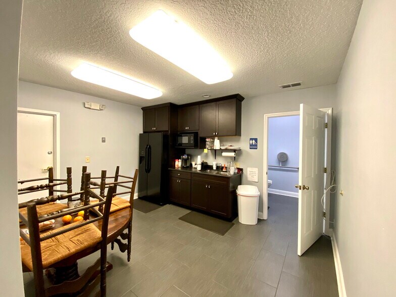 More Photos Of 104 Liberty Center Pl, Saint Augustine Warehouse For Lease