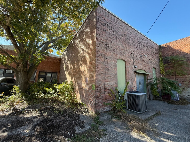 More Photos Of 108 E 1st St, Cameron General Retail For Sale