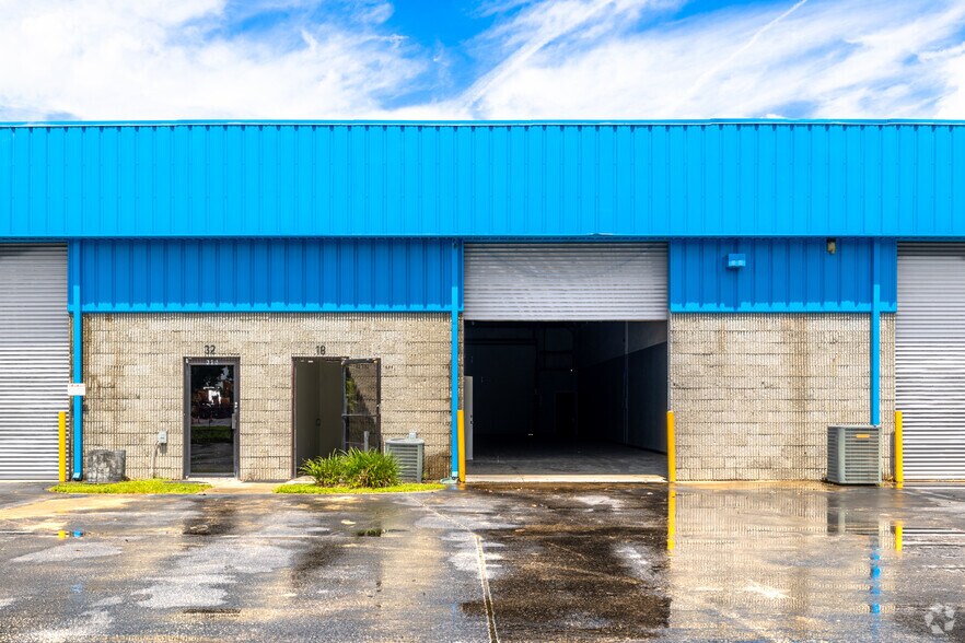 More Photos Of 300 Northstar Ct, Sanford Flex For Lease