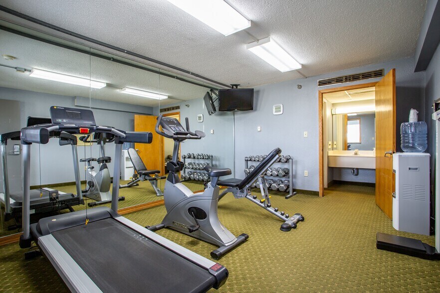 More Photos Of 6910 27th St, Moline Hotel For Sale