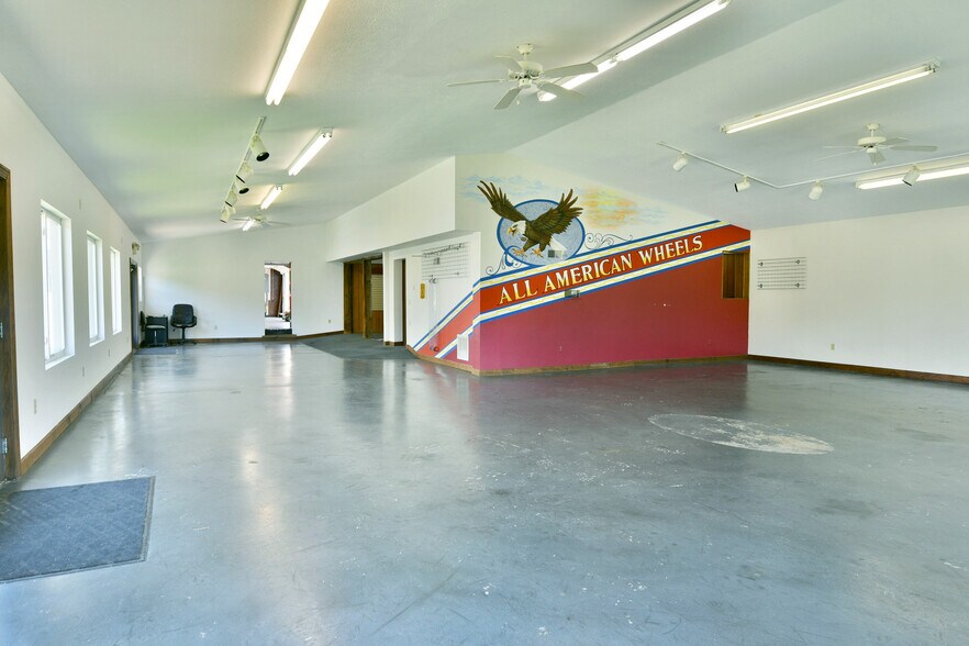 More Photos Of 4085 Herner County Line Rd, Southington Showroom For Sale