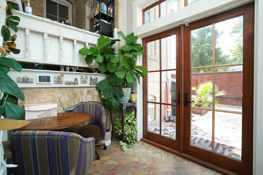 More Photos Of 411 6th St, San Antonio Office Residential For Lease