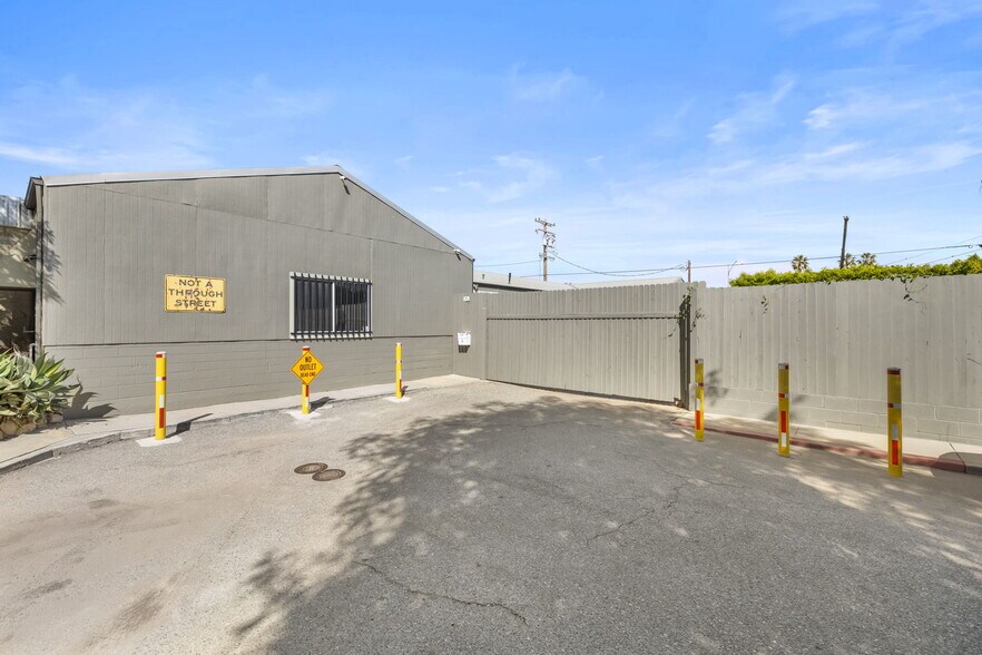 More Photos Of 133 Sunnyway Dr, Ventura Warehouse For Lease