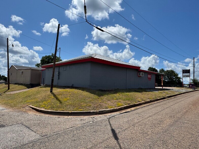 More Photos Of 706 N Perry St, Palestine General Retail For Sale