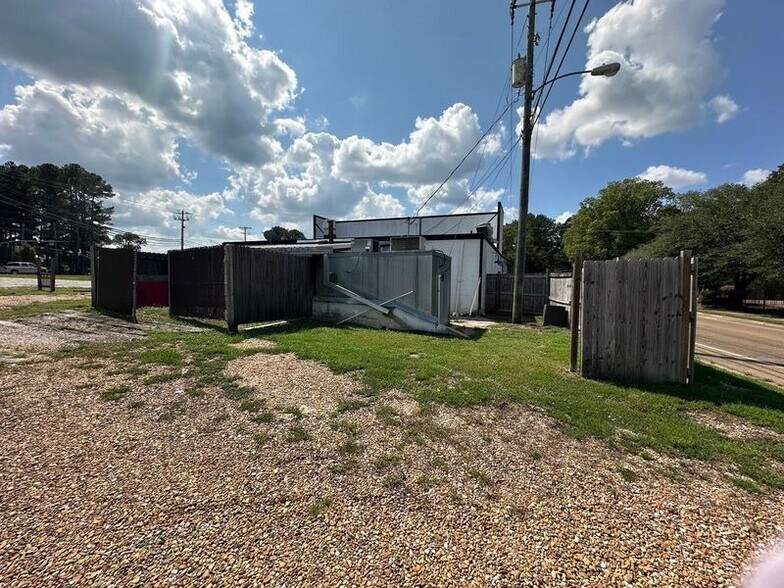 More Photos Of 106 Avenue of Patriots St, Starkville Restaurant For Sale
